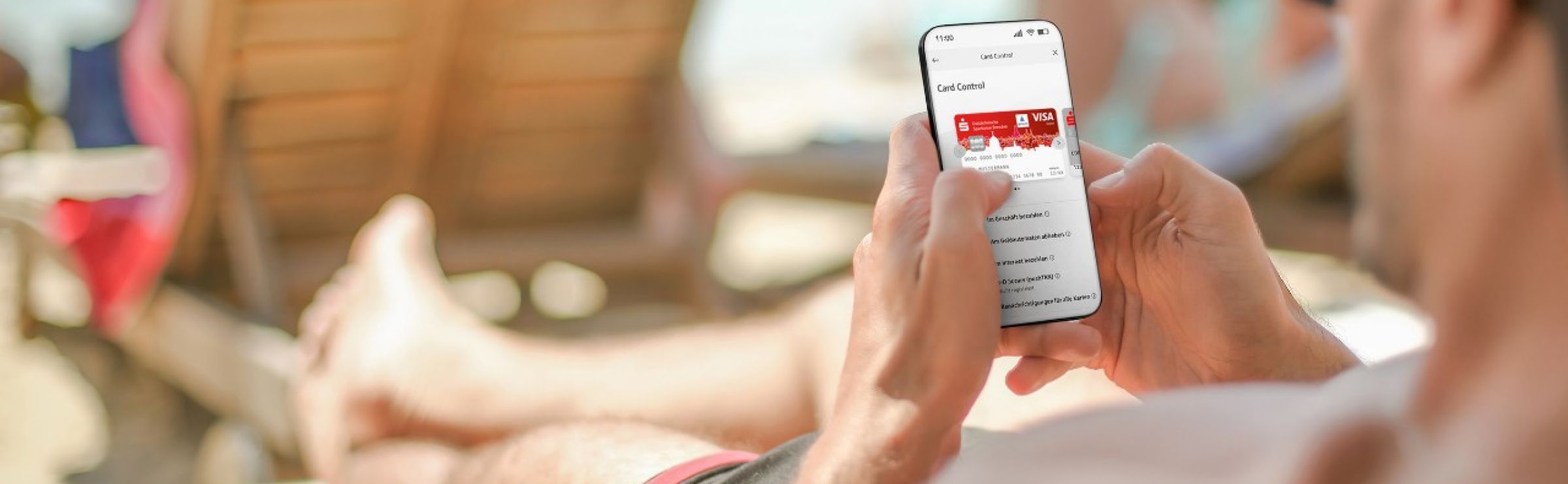 Card Control Ein Mann tippt auf seinem Smartphone