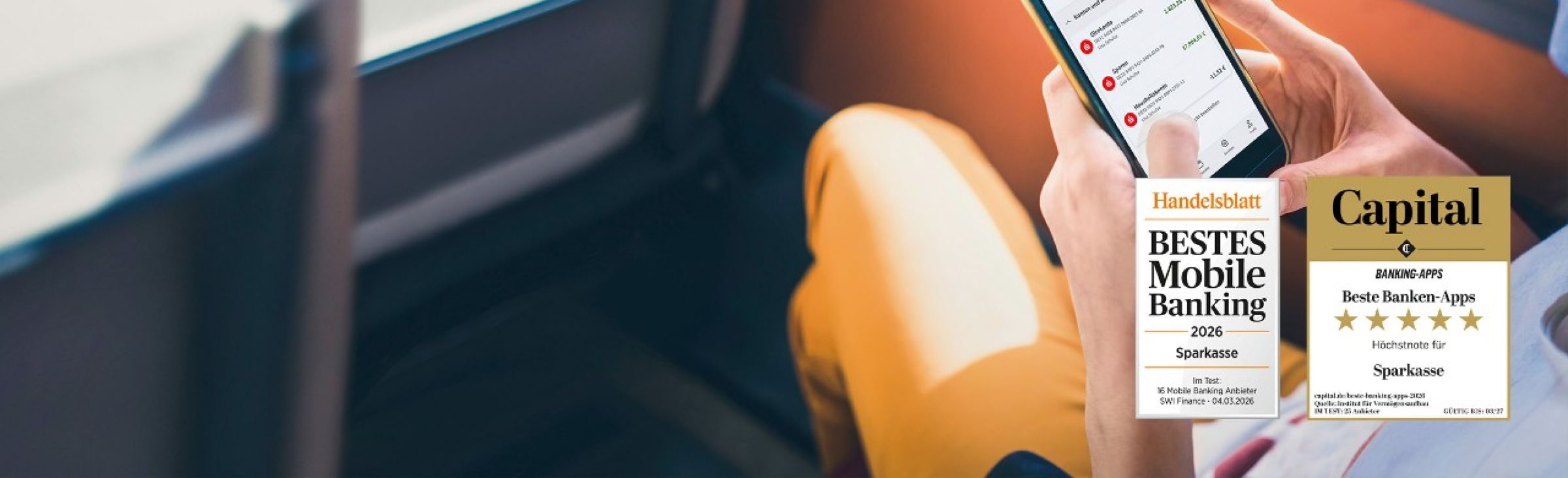 App Sparkasse Person nutzt Mobile-Banking-App der Sparkasse auf dem Smartphone in einem Zug